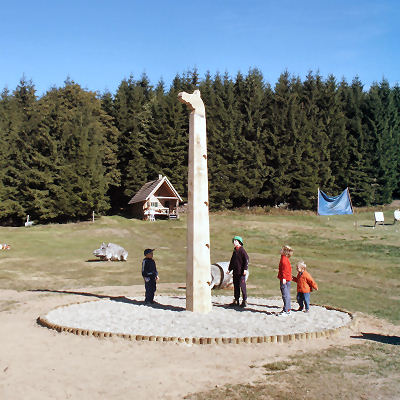 eine Stele